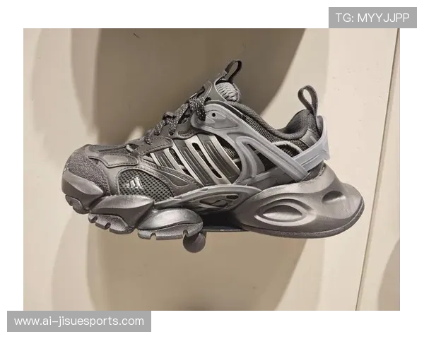 足球明星联名拖鞋潮流来袭 打造夏日运动时尚新风潮