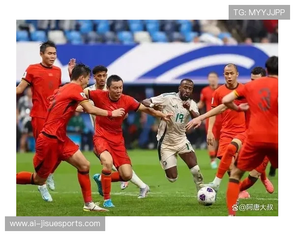 足球球星携手打伞展现友谊与团结瞬间引发球迷热议 足球球星携手打伞展现友谊与团结瞬间引发球迷热议